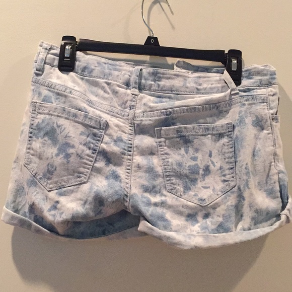 Light wash denim shorts - Picture 3 of 3